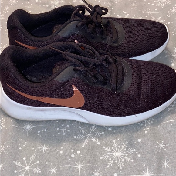 maroon nike tennis shoes